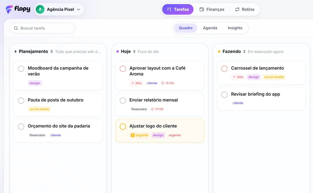 Espaço compartilhado de uma equipe no Flopy com tarefas de clientes, design e social media